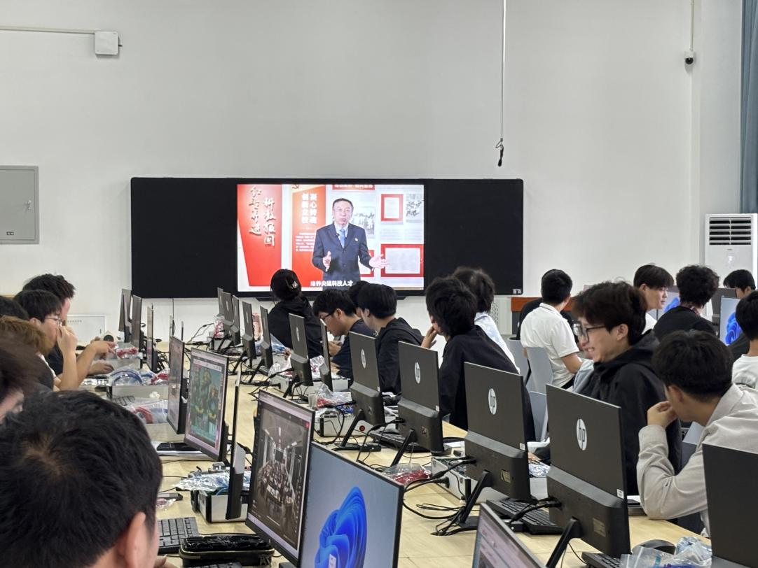 古天乐太阳集团网址组织观看2025年高校党组织示范微党课